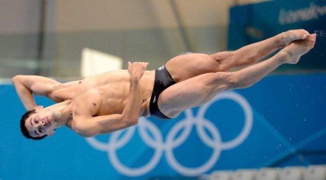 Francois Imbeau-Dulac performing a twisting dive